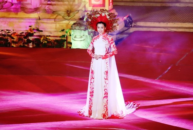 Hoa hậu Đỗ Mỹ Linh kiêu sa, lộng lẫy trong đêm 'Huế vàng son' Hoa hậu Đỗ Mỹ Linh kiêu sa, lộng lẫy trong đêm 'Huế vàng son'