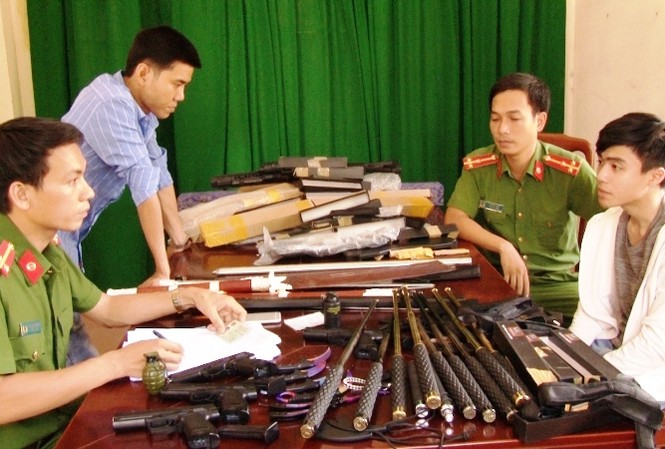 Trữ cả kho 'hàng nóng' tại nhà để bán dần Số vật khí thô sơ và công cụ hỗ trợ này được Thiện đặt mua từ Hà Nội, chuyển về Huế cất giấu rồi tiêu thụ dần để kiếm lời