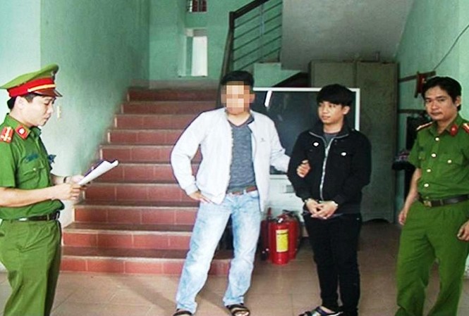 Lừa mua bán thận, chiếm đoạt 280 triệu đồng Đối tượng lừa bán thận chiếm đoạt 280 triệu đồng Đặng Phúc Hoàng Anh (áo đen, thứ hai từ phỉa sang)