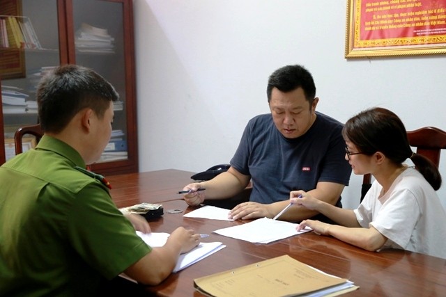 Tìm lại được tài sản bị mất, du khách Nhật viết thư cảm ơn Huế Ông Hidenori Ushio (áo đen) thời điểm nhận lại tài sản do Công an TT-Huế tìm kiếm và giao trả