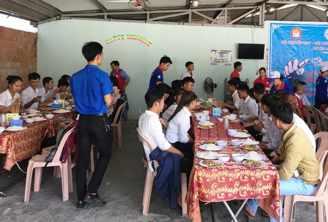 Ấm tình cơm thiện nguyện tiếp sức mùa thi vùng cao biên giới Hàng nghìn suất cơm miễn phí tại TT-Huế phục vụ thí sinh có hoàn cảnh khó khăn đi thi THPT Quốc gia