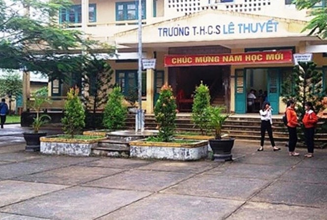 Cô giáo bị hiếp dâm tại trường chỉ 'đóng thế' trực hè Trường THCS Lê Thuyết - nơi xảy ra vụ hiếp dâm cô giáo - hiện có đến hai lịch trực hè cùng ban hành vào một ngày và có nhiều điểm bất thường
