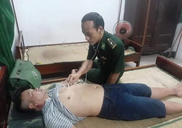 Cứu sống 9 ngư dân tàu Quảng Nam gặp nạn trên biển TT-Huế Kiểm tra sức khỏe ngư dân bị đắm thuyền sau khi được bộ đội biên phòng và dân địa phương đưa vào bờ an toàn