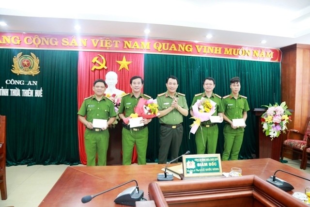 Huế: Thưởng 'nóng' vụ phá án giết người lúc rạng sáng Đại tá Lê Quốc Hùng, Giám đốc Công an tỉnh (giữa) khen thưởng công an các đơn vị, địa phương tích cực phá nhanh vụ án giết người