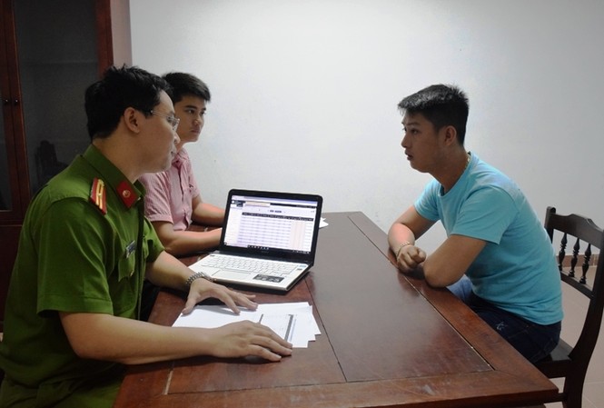 Tổ chức đánh bạc qua mạng trong 20 ngày liên tục Công an lấy lời khai đối tượng liên quan vụ đánh bạc qua mạng internet vừa bị lực lượng chức năng phát hiện quả tang