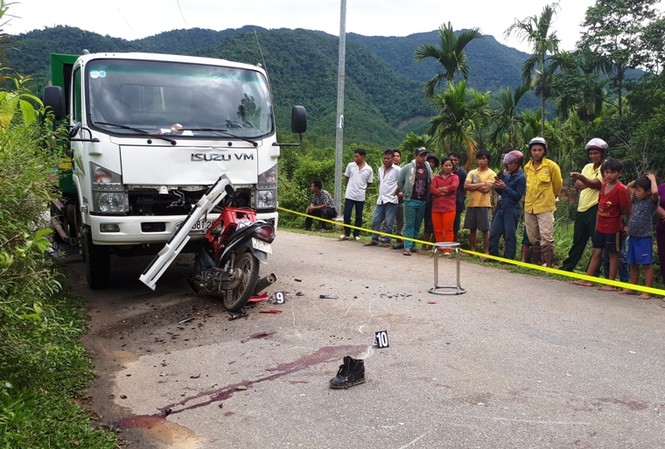 Tông thẳng vào đầu xe rác, 2 thanh niên trọng thương Hiện trường tai nạn