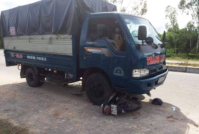 Đến trường ngày hè, nam giáo viên gặp nạn nguy kịch tính mạng Hiện trường vụ tai nạn giao thông khiến giáo viên trọng thương, nguy kịch tính mạng