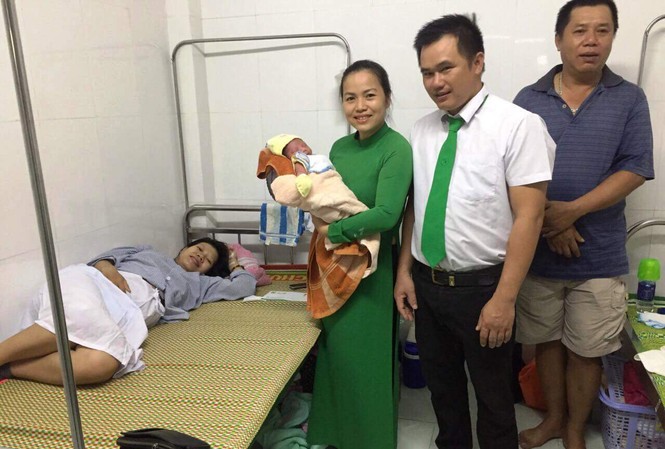 Tài xế taxi đỡ đẻ cho sản phụ ngay trên xe lúc sáng sớm Tài xế Lê Phước Chính chụp hình lưu niệm cùng cháu bé sơ sinh, chị Ngọc cũng người nhà sản phụ này