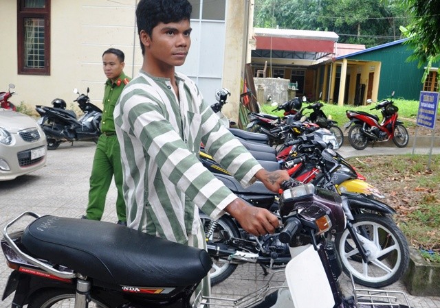 9X mang xe máy trộm cắp được tới nhà nghỉ để trả nợ tiền phòng Nghi phạm Nguyễn Văn Tài cùng tang vật