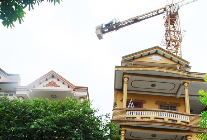 Sống sợ hãi bên dự án đang thi công Ngôi nhà cao tầng nghiêng lún sang một bên, phía sau là cần cẩu thi công dự án "đất vàng"