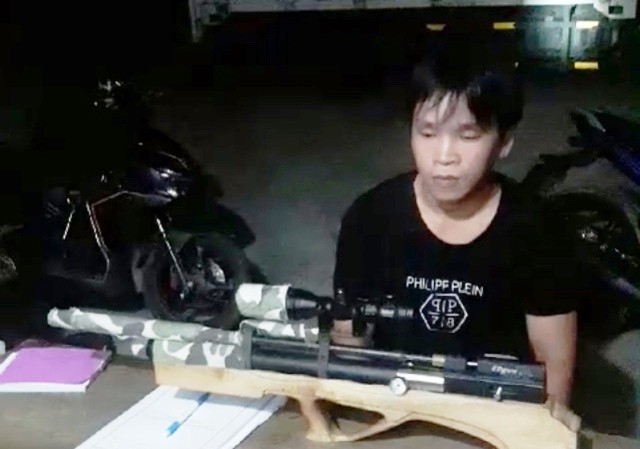 Vác súng tự chế trên đường, 'đụng' phải công an Đối tượng Phụng và khẩu súng tự chế có mức sát thương cao