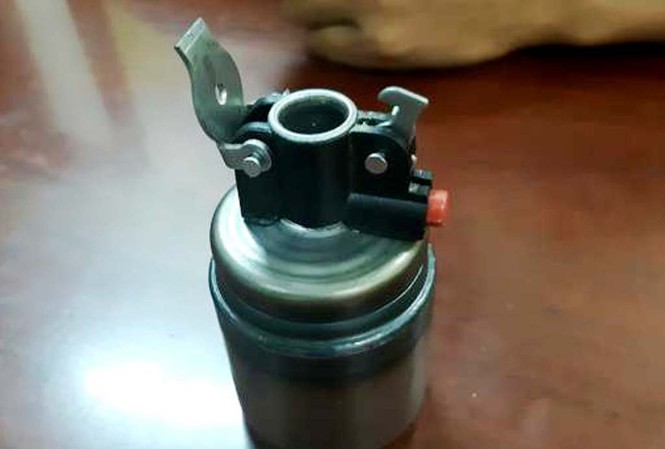 Tình tiết bất ngờ vụ mìn 'tự chế' trước cửa tiệm xe máy Vật giống mìn thực chất là một bình hơi nhỏ trong đựng pháo giấy.