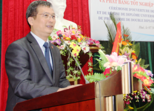 ĐH Huế sẽ kiểm tra về nghi vấn gian lận điểm thi Phó Giám đốc Đại học Huế Trương Quý Tùng cho biết, ông nắm được thông tin nghi vấn gian lận sửa điểm thi qua đọc báo, chứ ĐHSP Huế không hề báo cáo lên từ trước đó