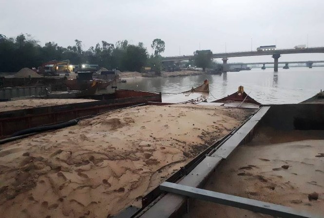 Mật phục bắt quả tang 5 tàu hút cát trái phép trong đêm Các tàu khai thác cát trái phép trên sông Thu Bồn