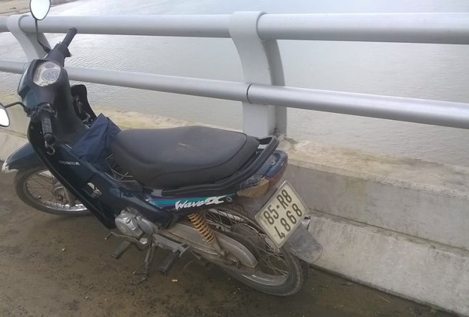 Tìm thấy thi thể người đàn ông nghi nhảy cầu Chiếc xe máy của nạn nhân được người dân phát hiện trên cầu Giao Thủy
