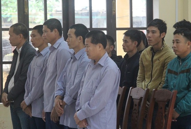 Nguyên đồn phó biên phòng bị đề nghị từ 30 - 42 tháng tù Các bị cáo trước toà - ảnh Hoài Văn