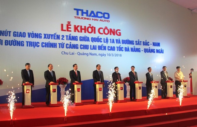 Đầu tư 600 tỷ đồng xây nút giao thông vòng xuyến 2 tầng Bộ trưởng Bộ GTVT Nguyễn Văn Thể, lãnh đạo tỉnh Quảng Nam và lãnh đạo Cty CP ô tô Trường Hải ấn nút khởi công.