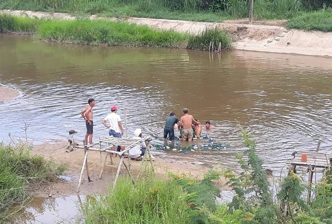 Bé 27 tháng tuổi 'mất tích bí ẩn': Tìm thấy thi thể ở dưới suối Người dân tìm kiếm cháu bé mất tích trong suốt nhiều giờ