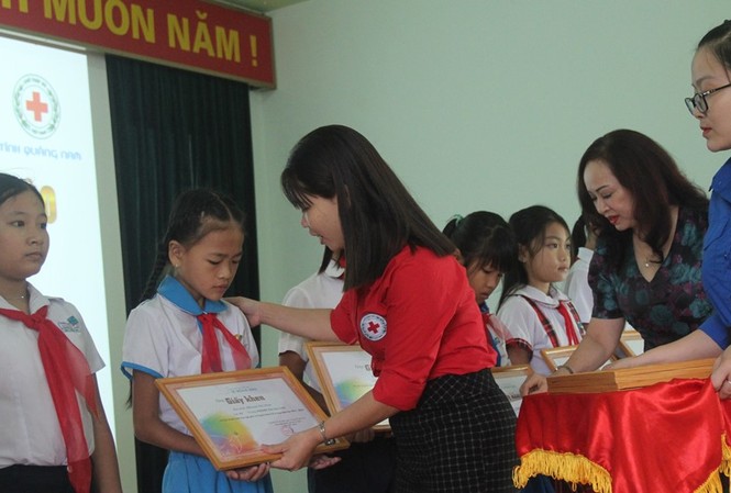 Trao học bổng cho học sinh nghèo vượt khó ở Quảng Nam Trao học bổng cho học sinh nghèo vượt khó ở Quảng Nam