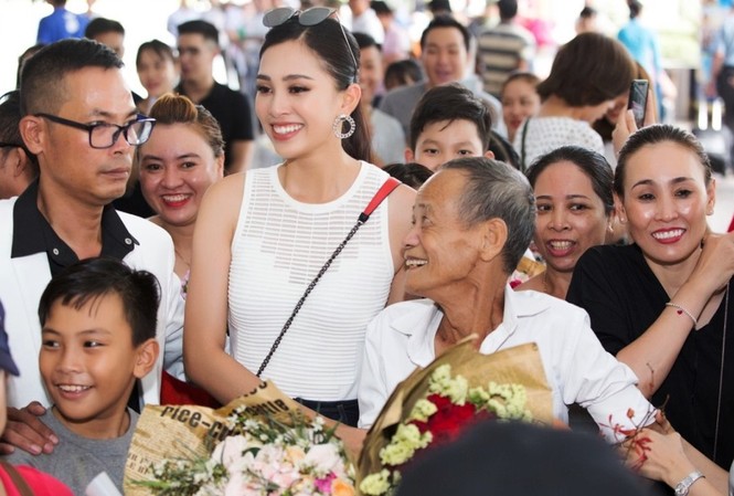 Hoa hậu Trần Tiểu Vy bật khóc trong sự chào đón nồng nhiệt ở quê nhà Hoa hậu Trần Tiểu Vy bật khóc trong sự chào đón nồng nhiệt ở quê nhà