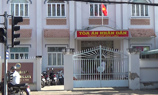 Trả hồ sơ điều tra lại vụ tiến sĩ 'làm giả giấy tờ để có nhiều vợ' Trụ sở TAND thành phố Bạc Liêu