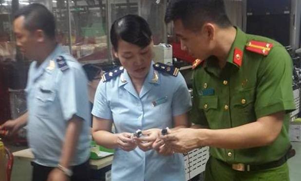 Tạm giữ lượng lớn tinh dầu thuốc lá điện tử Tạm giữ lượng lớn tinh dầu thuốc lá điện tử