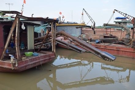 Chín tỉnh, thành phố bắt tay chống cát tặc Ngày 3/11, Công an Hà Nội đã bắt quả tang 15 tàu khai thác cát trái phép trên sông Hồng