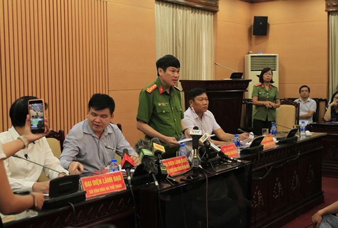 Khởi tố vụ 7 người chết sau đêm nhạc ở Công viên nước Hồ Tây Phó giám đốc CAHN trả lời báo chí tại cuộc họp báo.