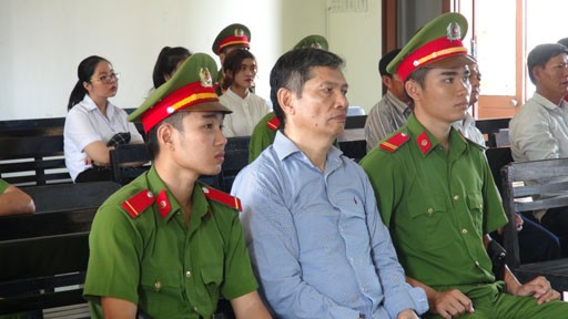 Vào Phú Yên hầu tòa, cựu Chủ tịch Vinashin lãnh thêm 3 năm tù Dù đang thụ án 20 năm tù, cựu Chủ tịch Vinashin Phạm Thanh Bình vẫn phải có mặt tại phiên tòa của TAND tỉnh Phú Yên để lãnh thêm án. Ảnh: Văn Tài