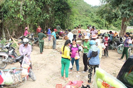 Chợ 'lạ' giữa đường rừng Khung cảnh nhộn nhịp người bán, người mua của phiên “chợ giữa rừng”. Ảnh: Tr. Định