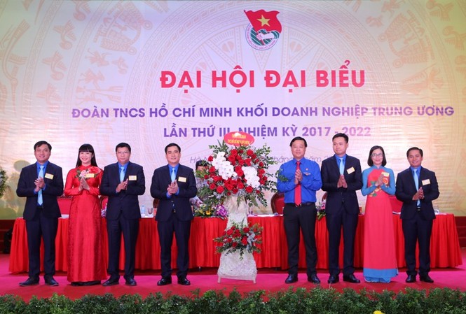 Điểm sáng trong phong trào “Tuổi trẻ sáng tạo” Bí thư thứ nhất T.Ư Đoàn Lê Quốc Phong (thứ 4, bên phải) tặng hoa chúc mừng đại hội Đoàn Khối doanh nghiệp T.Ư lần thứ III, nhiệm kỳ 2017 - 2022. Ảnh: Bảo Anh
