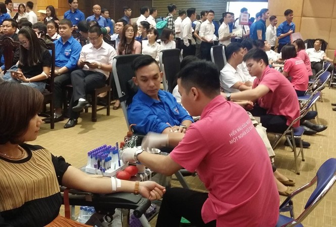 Khai mạc chương trình hiến máu tình nguyện năm 2017 Đông đảo ban trẻ tham gia hiến máu