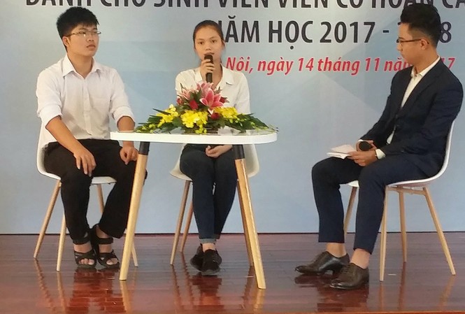Sinh viên nghèo nhận học bổng: Chỉ ước được một bữa cơm có thịt Sinh viên Lê Việt Dũng (ngoài cùng, bên trái )