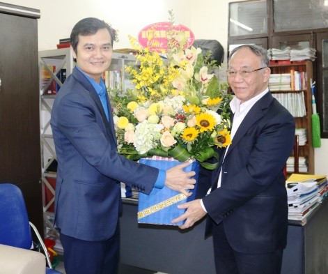 T.Ư Đoàn chúc mừng GS Hoàng Chí Bảo Bí thư T.Ư Đoàn Bùi Quang Huy tặng hoa chúc mừng GS Hoàng Chí Bảo nhân ngày 20/11