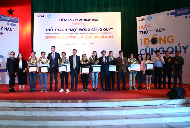 Sinh viên với thử thách “Một đồng cũng quý” Ban tổ chức trao giải cho các sinh viên đoạt giải tại chương trình