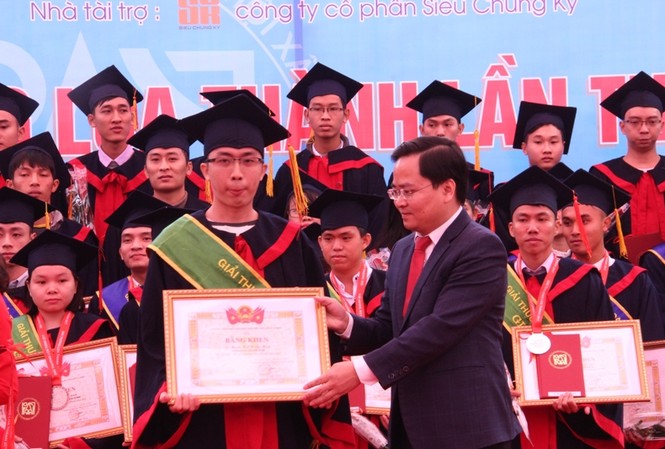 48 đồ án tốt nghiệp xuất sắc nhận giải thưởng Loa thành năm 2017 Bí thư T.Ư Đoàn Nguyễn Anh Tuấn trao giải thưởng Loa Thành năm 2017 cho các tác giả đồ án xuất sắc