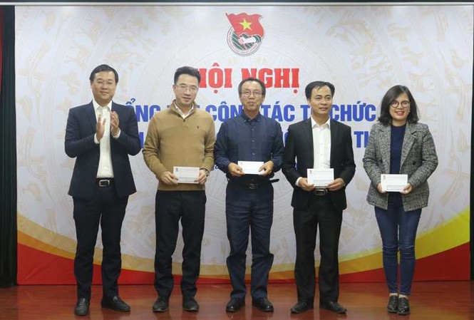 Những thành công của Đại hội Đoàn toàn quốc lần thứ XI Bí thư thứ nhất T.Ư Đoàn Lê Quốc Phong (ngoài cùng, bên trái) trao tặng phần thưởng cho 4 tập thể có thành tích xuất sắc, tiêu biểu. Ảnh: Bảo Anh