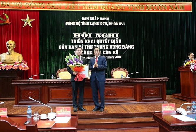Hai Bí thư T.Ư Đoàn khóa X được luân chuyển về địa phương Phó trưởng ban thường trực Ban tổ chức T.Ư Nguyễn Thanh Bình trao quyết định cho đồng chí Nguyễn Long Hải. Ảnh : Duy Chiến