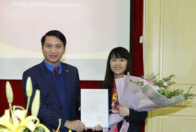 Kết nạp đảng viên mới tại khu Di tích lịch sử cách mạng Anh Nguyễn Ngọc Lương, Bí thư T.Ư Đoàn trao quyết định kết nạp Đảng viên cho đồng chí Phạm Thị Tú ngay tại khu di tích lịch sử Cách mạng 90 Thợ Nhuộm. (Ảnh: Lưu Trinh)