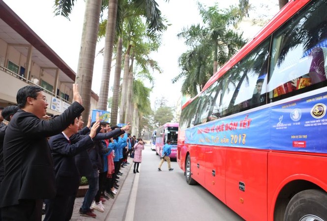 Trung ương Đoàn tiếp sức sinh viên nghèo về quê đón Tết Anh Lê Quốc Phong, Bí thư thứ nhất T.Ư Đoàn tiễn các bạn sinh viên nghèo về quê đón tết