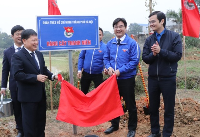 Tuổi trẻ Thủ đô ra quân Tháng Thanh niên năm 2018 Bí thư T.Ư Đoàn Bùi Quang Huy ( ngoài cùng, bên phải ) cùng đại diện Huyện ủy Sóc Sơn, Thành Đoàn Hà Nội khởi động trồng hàng cây thanh niên