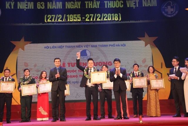 Vinh danh thầy thuốc trẻ nhận giải thưởng Đặng Thùy Trâm Bí thư T.Ư Đoàn Bùi Quang Huy trao tăng khen thưởng cho các bác sĩ trẻ nhận giải thưởng Đặng Thùy Trâm
