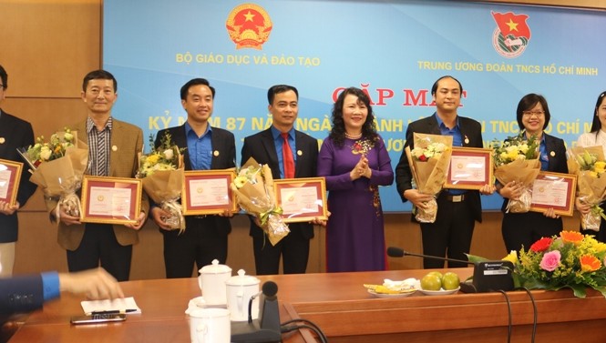 8 cán bộ T.Ư Đoàn nhận Kỷ niệm chương 'Vì sự nghiệp giáo dục' Thứ trưởng Bộ Giáo dục và Đào tạo Nguyễn Thị Nghĩa trao tặng Kỷ niệm chương "Vì sự nghiệp giáo dục" cho cán bộ T.Ư Đoàn