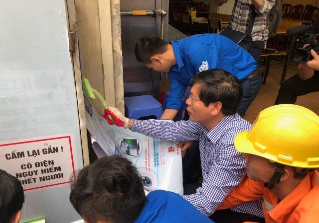 Tuổi trẻ Thủ đô 'khoác áo mới' cho tủ điện Hà Nội Các đại biểu trang trí tủ điện tại khu đô thị Xa La, Hà Đông