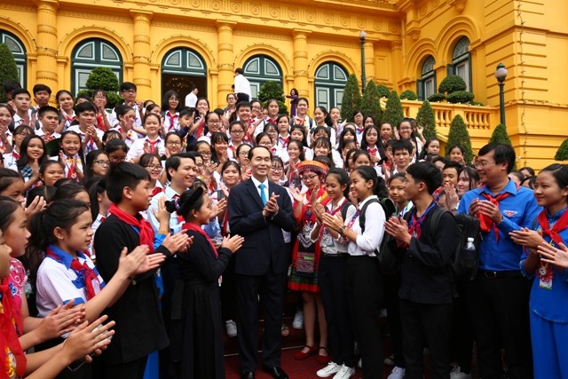 Chủ tịch nước: 'Đầu tư cho trẻ em là đầu tư cho tương lai đất nước' Chủ tịch nước Trần Đại Quang gặp 200 đại biểu thiếu nhi tham gia Liên hoan Chỉ huy đội giỏi toàn quốc năm 2018. Ảnh: Bảo Anh