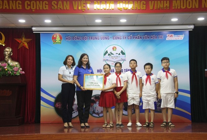 Một triệu cuốn vở tặng bạn vùng lũ Các em học sinh trường Tiều học Đoàn Thị Điểm ( Hà Nội ) tặng vở cho các bạn vùng lũ