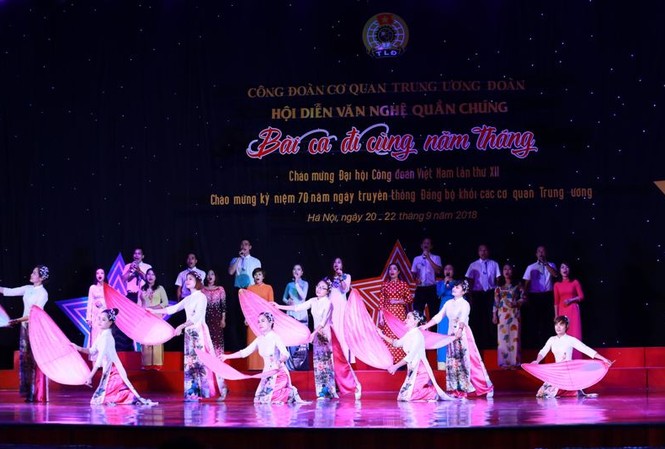 Hội diễn 'Bài ca đi cùng năm tháng' Đêm khai mạc Hội diễn "Bài ca đi cùng năm tháng" diễn ra với nhiều tiết mục đặc sắc.