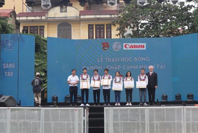 Chắp cánh ước mơ cho sinh viên nghèo Các sinh viên nghèo vượt khó nhận học bổng trị giá 24 triệu đồng/suất