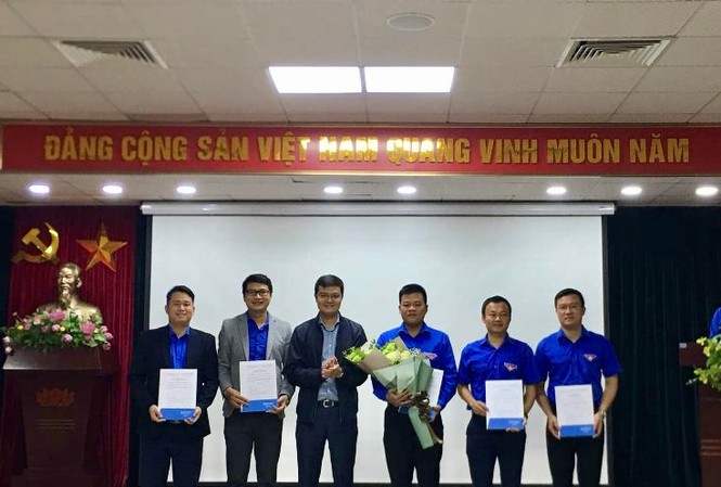 Đoàn Thanh niên cơ quan T.Ư Đoàn ra mắt CLB Lý luận trẻ Bí thư T.Ư Đoàn Bùi Quang Huy chúc mừng Ban chủ nhiệm CLB Lý luận trẻ.