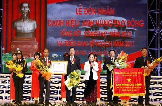 Ông Vũ Huy Hoàng đề xuất tặng danh hiệu Anh hùng Lao động cho PVC Ông Vũ Huy Hoàng ký văn bản đề xuất tặng danh hiệu Anh hùng Lao động cho PVC.